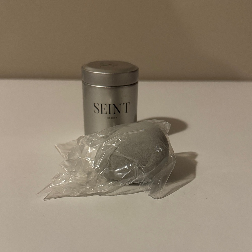 NWT Seint Beauty Makeup Sponge and Tin